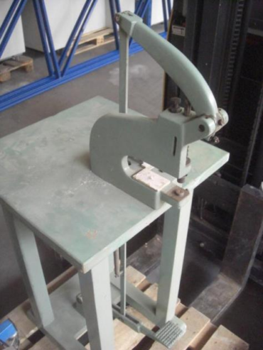 Constantin Hang Riveting / Oiling Machine